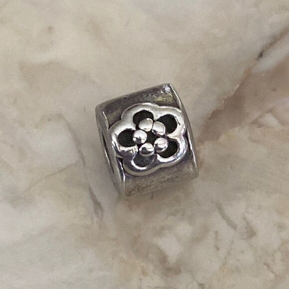 Pandora Daisy Sterling Silver Charm Bead - Retired - Picture 2 of 4